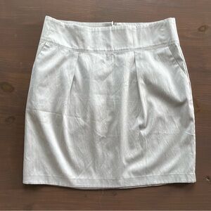 Banana Republic Pleated Mini Pencil Skirt in Soft Light Gray - Size 8